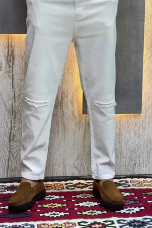 Men White Slim Fit Mid-Rise Slash Knee Stretchable Jeans