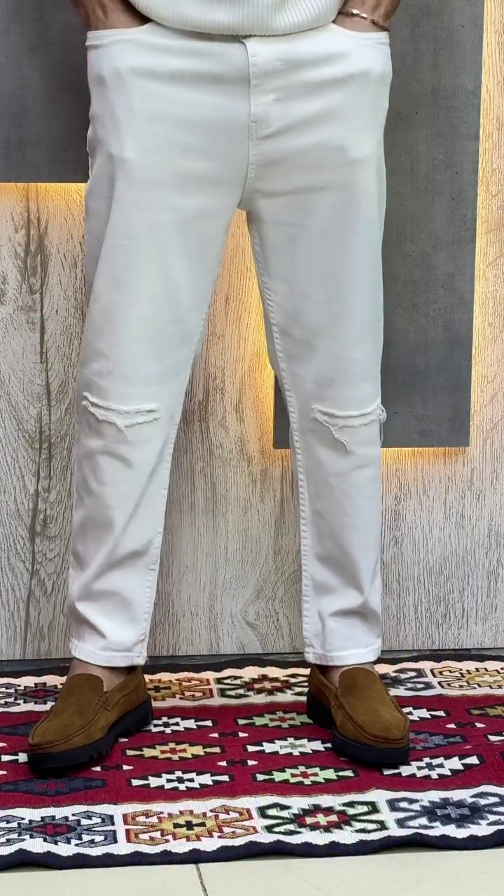 Men White Slim Fit Mid-Rise Slash Knee Stretchable Jeans