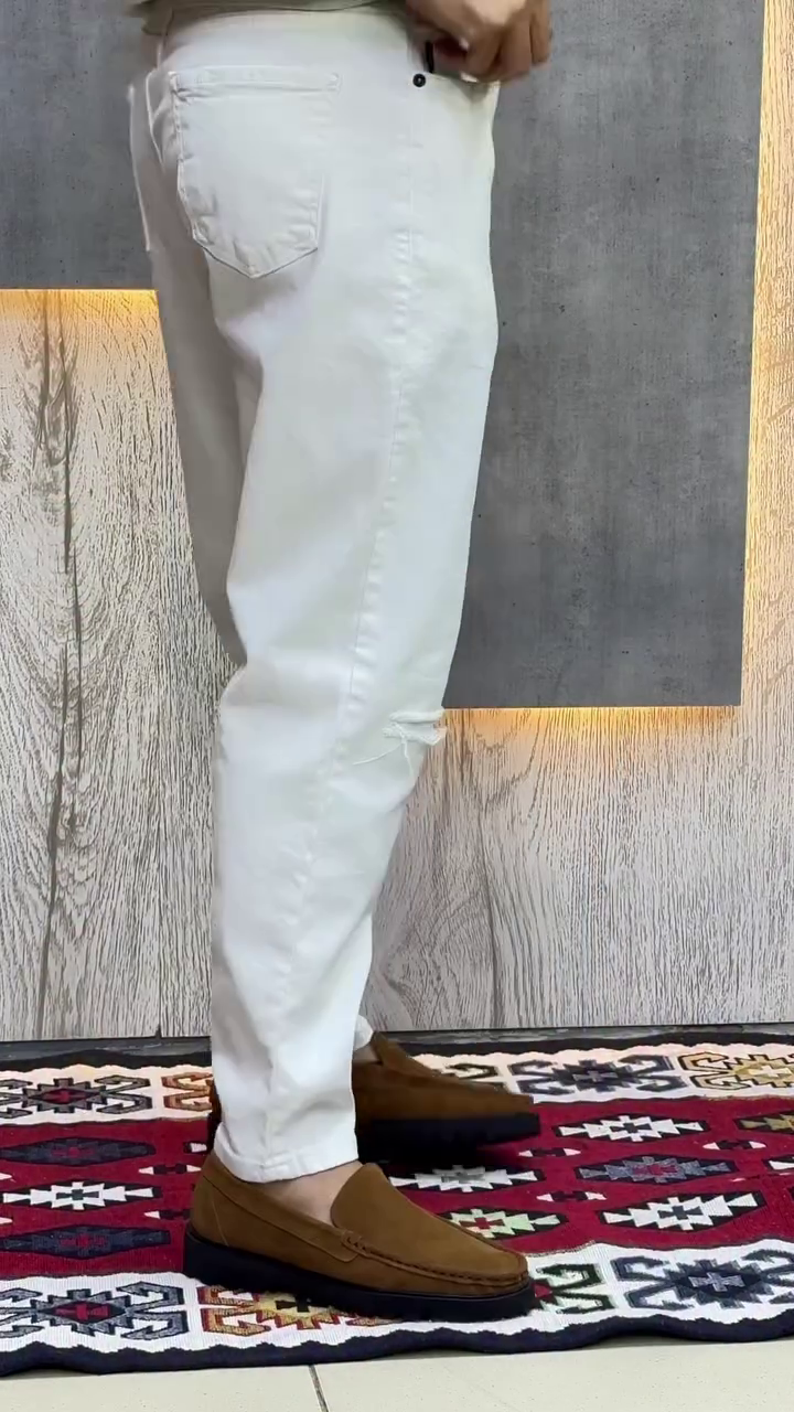 Men White Slim Fit Mid-Rise Slash Knee Stretchable Jeans - Image 10