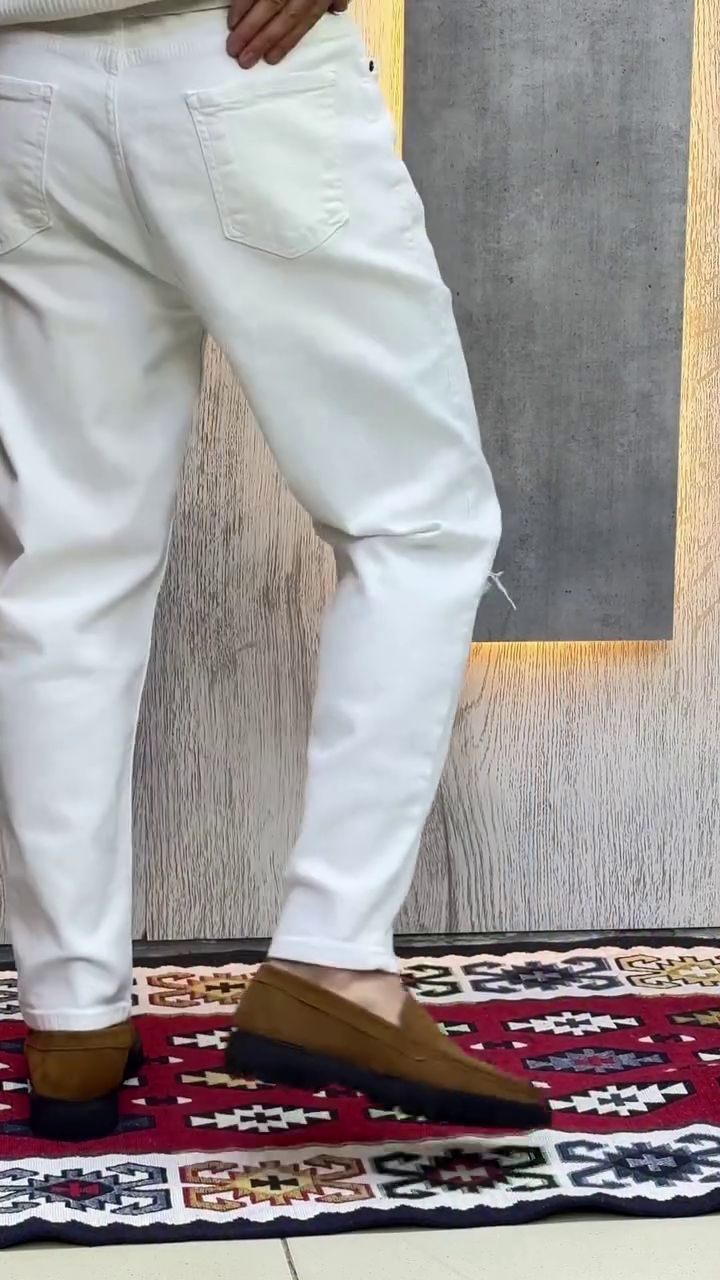 Men White Slim Fit Mid-Rise Slash Knee Stretchable Jeans - Image 9