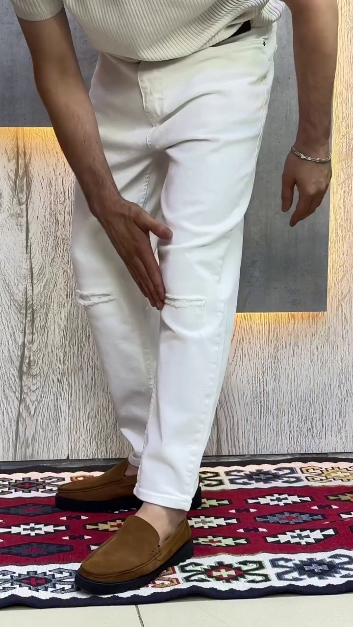 Men White Slim Fit Mid-Rise Slash Knee Stretchable Jeans - Image 8