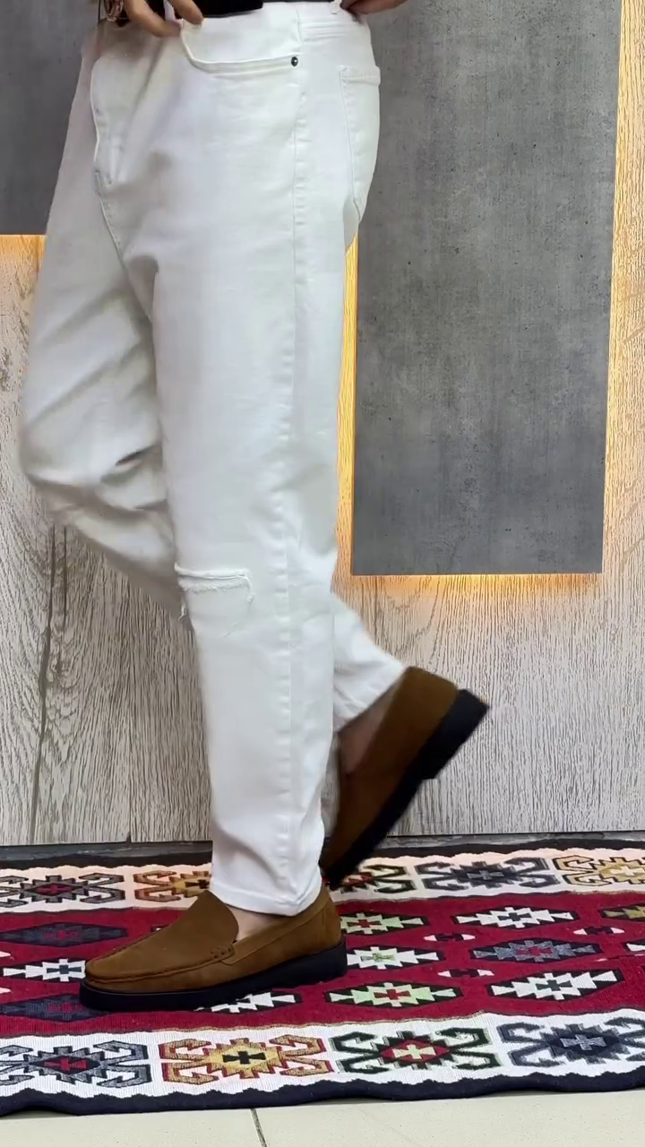 Men White Slim Fit Mid-Rise Slash Knee Stretchable Jeans - Image 7