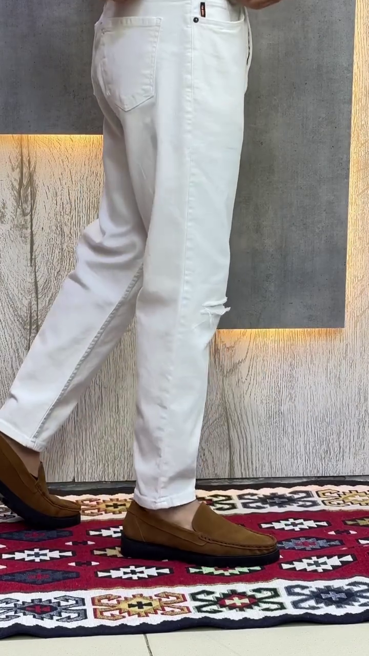 Men White Slim Fit Mid-Rise Slash Knee Stretchable Jeans - Image 5