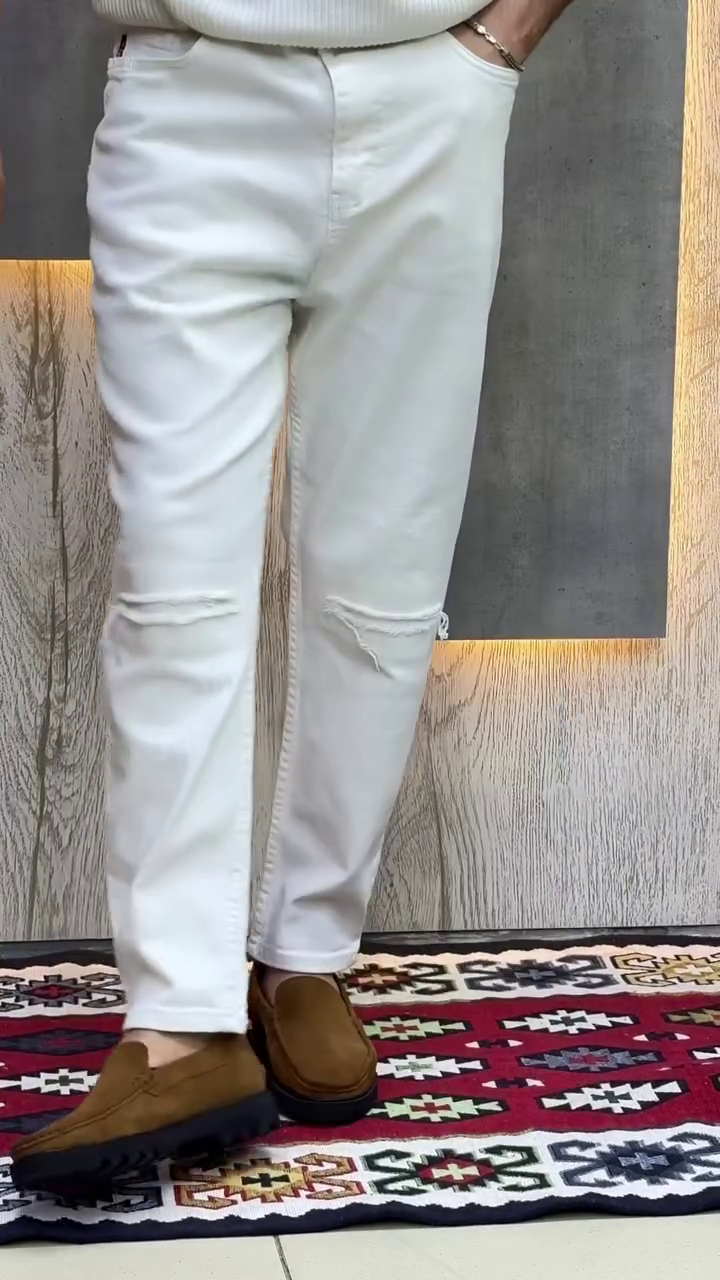 Men White Slim Fit Mid-Rise Slash Knee Stretchable Jeans - Image 4