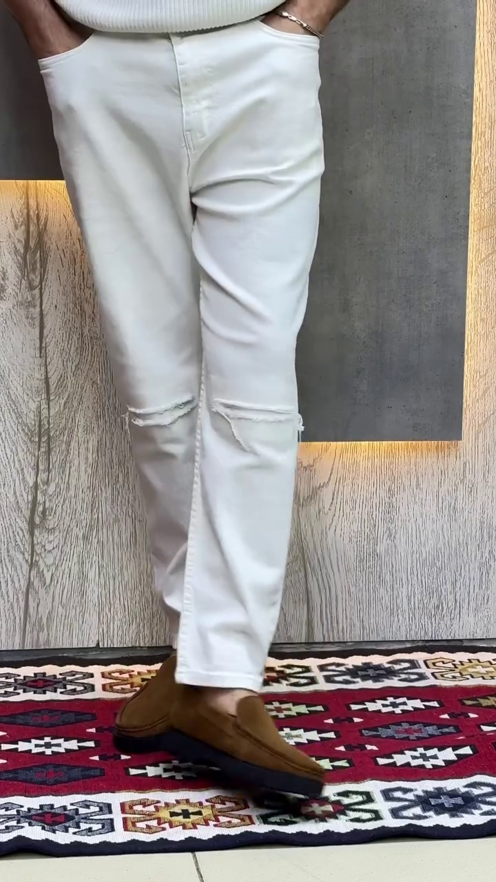 Men White Slim Fit Mid-Rise Slash Knee Stretchable Jeans - Image 3